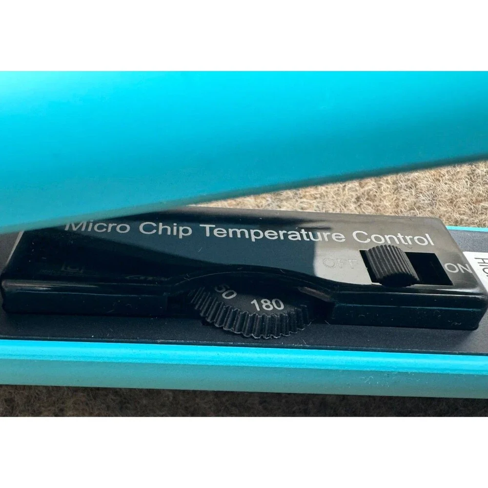 Le Chic IONIK Ceramic Flat Iron Dual Voltage Floating Plates Blue